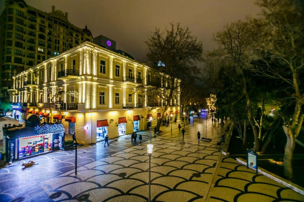 Exploring Fountains Square: The Heart of Baku